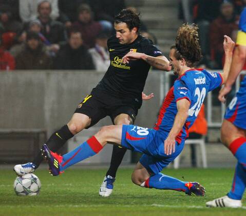 FUSSBALL - CL, Pilsen vs Barcelona PRAG,TSCHECHIEN,01.NOV.11 - FUSSBALL - UEFA Champions League, Gruppenphase, FC Viktoria Pilsen vs FC Barcelona. Bild zeigt Cesc Fabregas (Barcelona) und Petr Jiracek (Pilsen). 