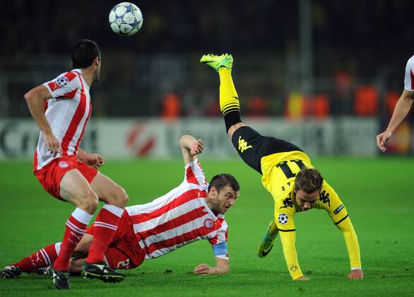 FUSSBALL CHAMPIONS LEAGUE SAISON 2011 2012 Borussia Dortmund - Olympiakos Piräus 01.11.2011 Mario GOETZE (re Dortmund) gegen Avraam PAPADOPOULOS (Mitte) und Pablo ORBAIZ (re, beide, Piräus) 