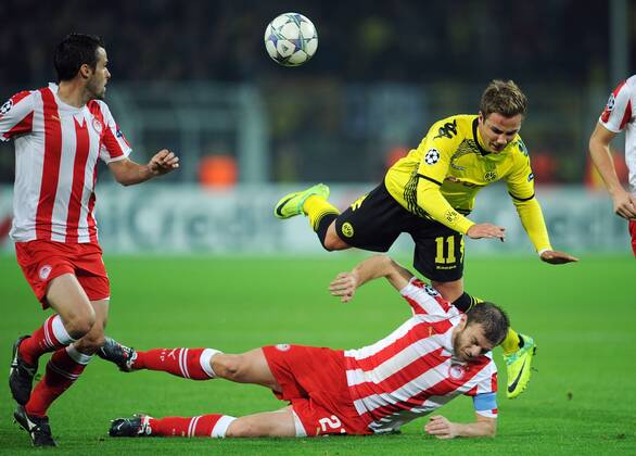 FUSSBALL CHAMPIONS LEAGUE SAISON 2011 2012 Borussia Dortmund - Olympiakos Piräus 01.11.2011 Mario GOETZE (re Dortmund) gegen Avraam PAPADOPOULOS (Mitte) und Pablo ORBAIZ (re, beide, Piräus) 