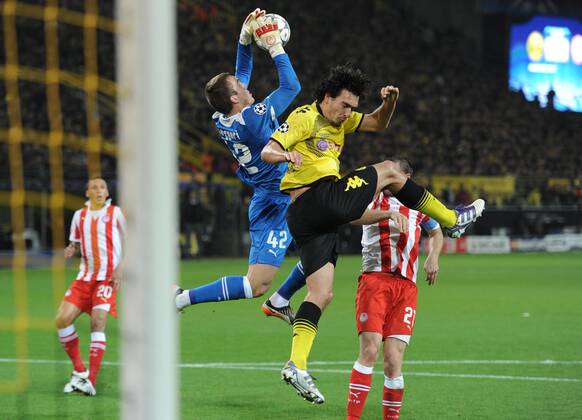 01-11-2011, Fussball, Saison 2011-2012, UEFA Champions League, Gruppenphase, 4. Spieltag, BORUSSIA DORTMUND - OLYMPIAKOS PIRÄUS Mats Hummels (Borussia Dortmund), re., kommt gegen Torhüter Balazs Megyeri (Piräus) zu spät