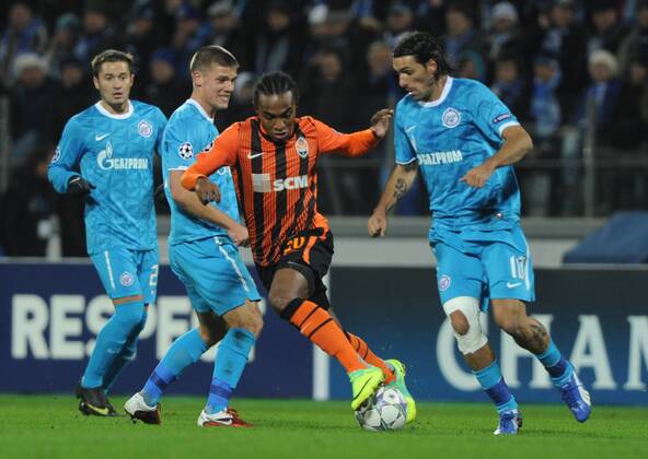 Shakhtar s Willian (C) runs with the ball under pressure from Zenit s Viktor Faizulin, Dmitry Borodin, and Danny Miguel Alves (L-R in blue), Zenit St Petersburg - Shakhtar Donetsk  Premiumd 111719
