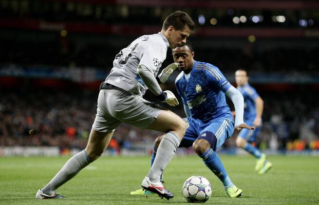 Arsenal s Wojciech Szczesny and Olympique Marseille s Jordan Ayew, Arsenal FC London - Olympique Marseille 
