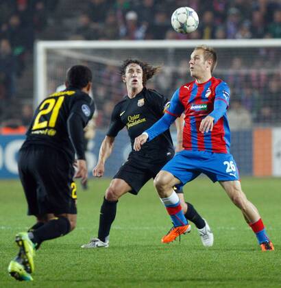 FUSSBALL - CL, Pilsen vs Barcelona PRAG,TSCHECHIEN,01.NOV.11 - FUSSBALL - UEFA Champions League, Gruppenphase, FC Viktoria Pilsen vs FC Barcelona. Bild zeigt Adriano, Carles Puyol (Barcelona) und Daniel Kolar (Pilsen). 