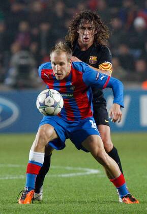 FUSSBALL - CL, Pilsen vs Barcelona PRAG,TSCHECHIEN,01.NOV.11 - FUSSBALL - UEFA Champions League, Gruppenphase, FC Viktoria Pilsen vs FC Barcelona. Bild zeigt Daniel Kolar (Pilsen) und Carles Puyol (Barcelona). 