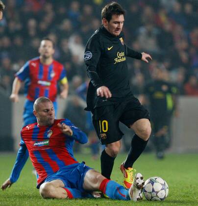 FUSSBALL - CL, Pilsen vs Barcelona PRAG,TSCHECHIEN,01.NOV.11 - FUSSBALL - UEFA Champions League, Gruppenphase, FC Viktoria Pilsen vs FC Barcelona. Bild zeigt David Bystron (Pilsen) und Lionel Messi (Barcelona). 