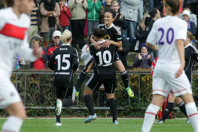 02.11.2011, Frauenfußball, UEFA Women s Champions League, Achtelfinale, Hinspiel: 1. FFC Frankfurt - Paris Saint-Germain. Jubel Frankfurt nach 1:0 durch Fatmire Bajramaj (1. FFC Frankfurt).