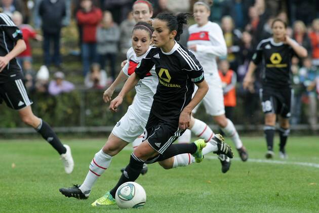02.11.2011, Frauenfußball, UEFA Women s Champions League, Achtelfinale, Hinspiel: 1. FFC Frankfurt - Paris Saint-Germain. Fatmire Bajramaj (1. FFC Frankfurt, R), Jessica Houara (Paris Saint-Germain).
