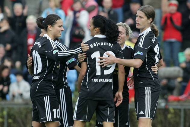 02.11.2011, Frauenfußball, UEFA Women s Champions League, Achtelfinale, Hinspiel: 1. FFC Frankfurt - Paris Saint-Germain. Jubel Frankfurt nach 2:0 durch Kerstin Garefrekes (1. FFC Frankfurt).