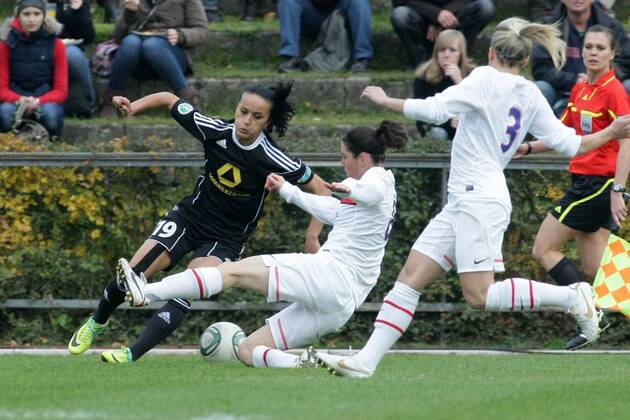 02.11.2011, Frauenfußball, UEFA Women s Champions League, Achtelfinale, Hinspiel: 1. FFC Frankfurt - Paris Saint-Germain. Fatmire Bajramaj (1. FFC Frankfurt, L), Nonna Debonne (Paris Saint-Germain).