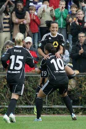02.11.2011, Frauenfußball, UEFA Women s Champions League, Achtelfinale, Hinspiel: 1. FFC Frankfurt - Paris Saint-Germain. Jubel Frankfurt nach 1:0 durch Fatmire Bajramaj (1. FFC Frankfurt).
