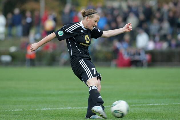 02.11.2011, Frauenfußball, UEFA Women s Champions League, Achtelfinale, Hinspiel: 1. FFC Frankfurt - Paris Saint-Germain. Melanie Behringer (1. FFC Frankfurt) schiesst zum 3:0 ein.