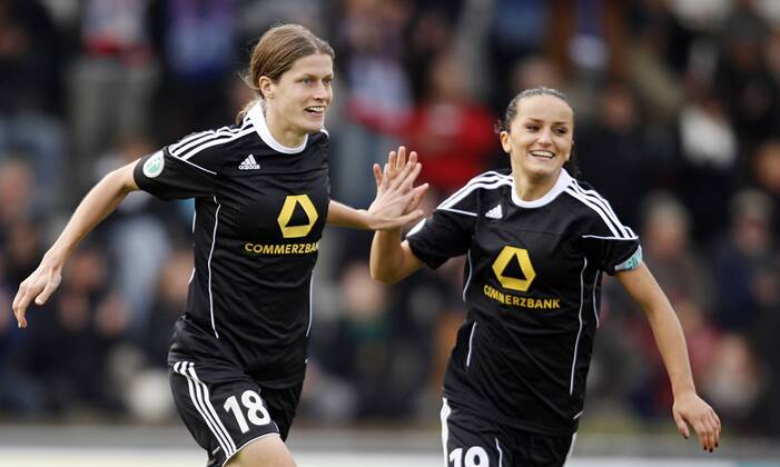 Fussball, UEFA Women s Champions League, Achtelfinale, Hinspiel, 1. FFC Frankfurt (GER) vs. Paris Saint-Germain FC (FRA), Jubel bei Kerstin Garefrekes (1. FFC Frankfurt, L), Fatmire Bajramaj (1. FFC Frankfurt, R)