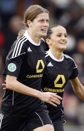 Fussball, UEFA Women s Champions League, Achtelfinale, Hinspiel, 1. FFC Frankfurt (GER) vs. Paris Saint-Germain FC (FRA), Jubel bei Kerstin Garefrekes (1. FFC Frankfurt, L), Fatmire Bajramaj (1. FFC Frankfurt, R)