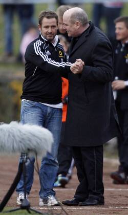 Fussball, UEFA Women s Champions League, Achtelfinale, Hinspiel, 1. FFC Frankfurt (GER) vs. Paris Saint-Germain FC (FRA), Jubel bei Trainer Sven Kahlert (1. FFC Frankfurt, L) und Manager Siegfried Dietrich (1. FFC Frankfurt, R) nach Spielende.
