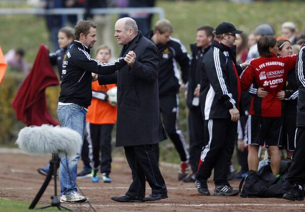 Fussball, UEFA Women s Champions League, Achtelfinale, Hinspiel, 1. FFC Frankfurt (GER) vs. Paris Saint-Germain FC (FRA), Jubel bei Trainer Sven Kahlert (1. FFC Frankfurt, L) und Manager Siegfried Dietrich (1. FFC Frankfurt, R) nach Spielende.