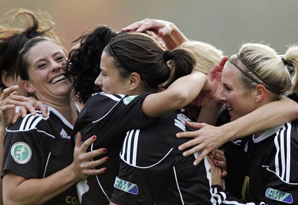Fussball, UEFA Women s Champions League, Achtelfinale, Hinspiel, 1. FFC Frankfurt (GER) vs. Paris Saint-Germain FC (FRA), Jubel bei den Spielerinnen vom 1. FFC Frankfurt