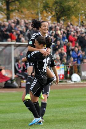 2.11.2011, FFC-Frankfurt, Saison 2011 2012, CHAMPIONS-LEAGUE in Frankfurt 1 8-FINAL-Hinspiel 1. FFC Frankfurt GEGEN Paris Saint-Germain Aktion, Torjubel bei der Torschützin zum 1:0 Fatmire Bajramaj (FFC Frankfurt) und Marozsan Dzenifer (FFC Frankfurt)