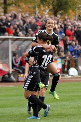 2.11.2011, FFC-Frankfurt, Saison 2011 2012, CHAMPIONS-LEAGUE in Frankfurt 1 8-FINAL-Hinspiel 1. FFC Frankfurt GEGEN Paris Saint-Germain Aktion, Torjubel bei der Torschützin zum 1:0 Fatmire Bajramaj (FFC Frankfurt) und Marozsan Dzenifer (FFC Frankfurt)