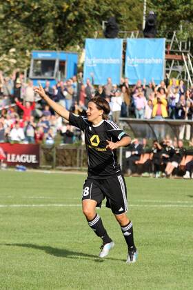 2.11.2011, FFC-Frankfurt, Saison 2011 2012, CHAMPIONS-LEAGUE in Frankfurt 1 8-FINAL-Hinspiel 1. FFC Frankfurt GEGEN Paris Saint-Germain Aktion, Torjubel, Torschützin Sandra Smisek mit Alexandra Krieger (FFC Frankfurt)