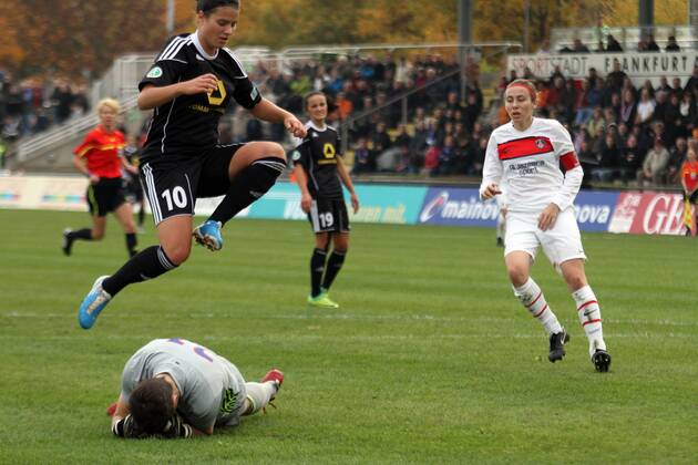 2.11.2011, FFC-Frankfurt, Saison 2011 2012, CHAMPIONS-LEAGUE in Frankfurt 1 8-FINAL-Hinspiel 1. FFC Frankfurt GEGEN Paris Saint-Germain Aktion, Dzsenifer Marozsan(FFC Frankfurt) gegen Torwart Veronique Pons (Saint Germain)