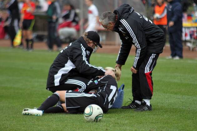 2.11.2011, FFC-Frankfurt, Saison 2011 2012, CHAMPIONS-LEAGUE in Frankfurt 1 8-FINAL-Hinspiel 1. FFC Frankfurt GEGEN Paris Saint-Germain Aktion, Svenja Huth (FFC Frankfurt) stößt hier mit Sabrina Delannoy (Saint Germain) zusammen