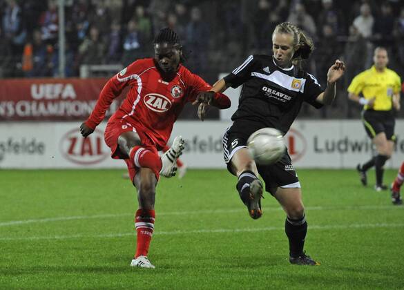 Genoveva Anonma (left, Potsdam) scores the goal 1:0, Eilish McSorley (right, GL), 1.FFC Turbine Potsdam (P) - Glasgow City LFC (GL), Fußball, UEFA Women - Champions League, Saison 2011 2012, Potsdam, 02.11.2011,