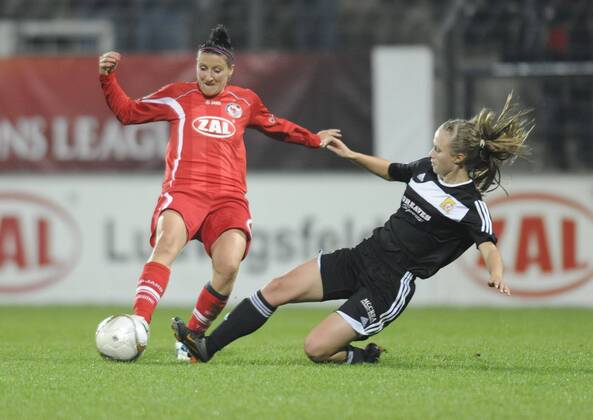 Anja Mittag (left, P) and Eilish McSorley (right, GL), 1.FFC Turbine Potsdam (P) - Glasgow City LFC (GL), Fußball, UEFA Women - Champions League, Saison 2011 2012, Potsdam, 02.11.2011,