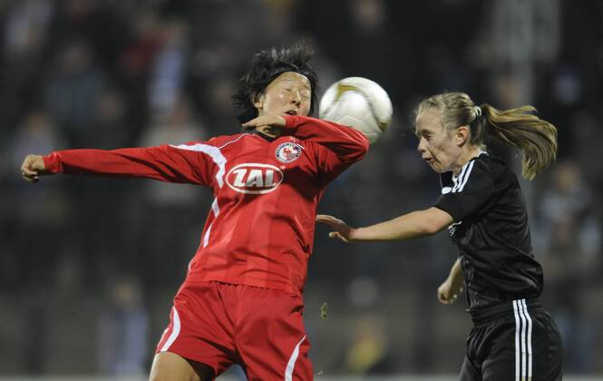 Yuki Nagasato (left, P) and Eilish McSorley (right, GL), 1.FFC Turbine Potsdam (P) - Glasgow City LFC (GL), Fußball, UEFA Women - Champions League, Saison 2011 2012, Potsdam, 02.11.2011,