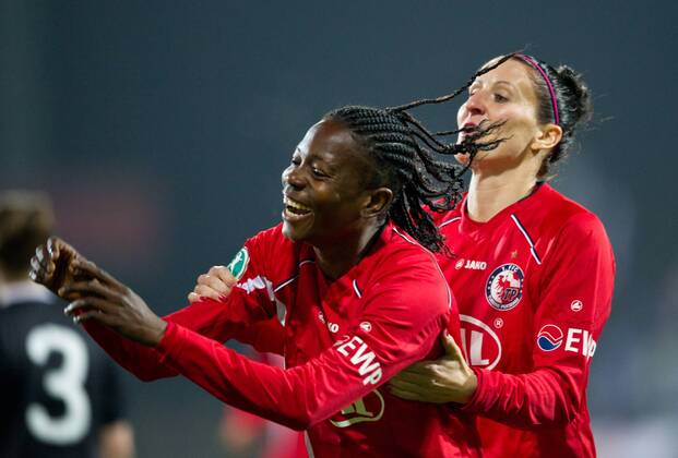 Jubel nach dem Tor zum 1-0: Torschützin Genoveva ANONMA mit Anja MITTAG (r beide POT) Fussball UEFA Frauen Championsleague Saison 2011 2012, Gruppenspiel: 1.FFC Turbine Potsdam - Glasgow City LFC in Potsdam, Deutschland am 02.11.2011,