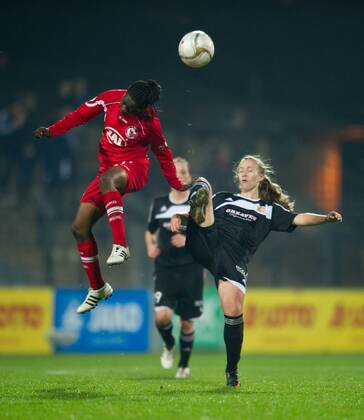 Genoveva ANONMA (POT) - Eilish McSORLEY (r GLA) Fussball UEFA Frauen Championsleague Saison 2011 2012, Gruppenspiel: 1.FFC Turbine Potsdam - Glasgow City LFC in Potsdam, Deutschland am 02.11.2011,