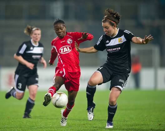 Genoveva ANONMA (POT) - Rachel CORSIE (r GLA) Fussball UEFA Frauen Championsleague Saison 2011 2012, Gruppenspiel: 1.FFC Turbine Potsdam - Glasgow City LFC in Potsdam, Deutschland am 02.11.2011,