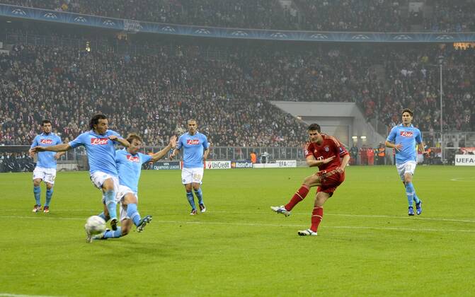 02.11.2011, Fussball UEFA-Champions-League, Vorrunde 4.Spieltag: FC Bayern München - SSC Neapel, in der Münchner Allianz-Arena. Torschuss von Mario Gomez (re. München) zum 1:0.