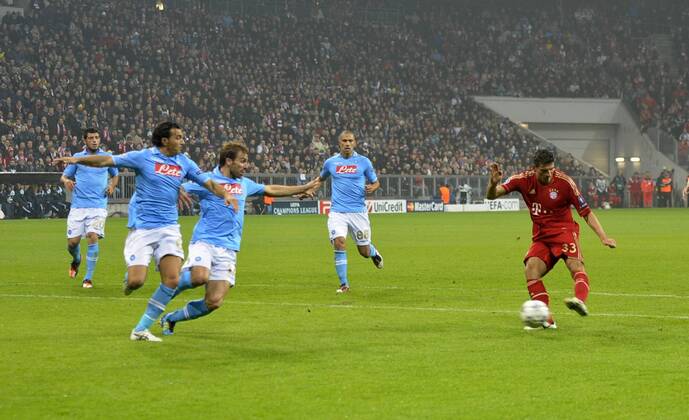 02.11.2011, Fussball UEFA-Champions-League, Vorrunde 4.Spieltag: FC Bayern München - SSC Neapel, in der Münchner Allianz-Arena. Torschuss von Mario Gomez (re. München) zum 1:0.