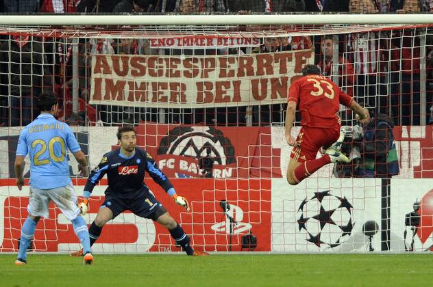 Mario GOMEZ (Bayern München),Aktion,schiesst das Tor zum 2-0 gegen Torwart Morgan DE SANCTIS (Neapel). Fussball Champions League FC Bayern München-SSC Neapel. Vorrunde,Gruppe A, 4. Spieltag,m 02.11.2011.