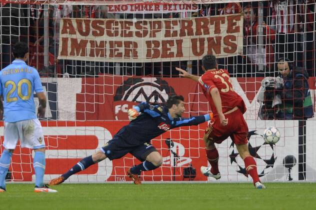 Mario GOMEZ (Bayern München),Aktion,schiesst das Tor zum 2-0 gegen Torwart Morgan DE SANCTIS (Neapel). Fussball Champions League FC Bayern München-SSC Neapel. Vorrunde,Gruppe A, 4. Spieltag,m 02.11.2011.