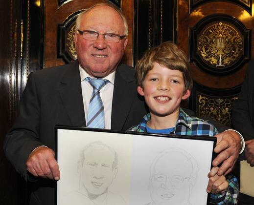 Uwe Seeler, Liam Tomke Tanzen 10 Jahre Komet Blankenese. Gewonnen beim Bilderwettbewerb. - 25. UWE SEELER PREIS - Hamburg 02. 11. 2011