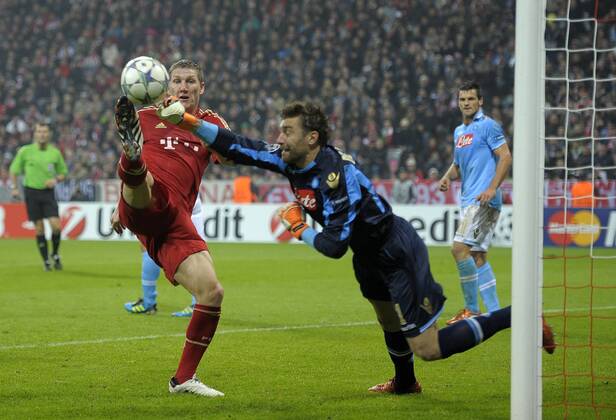 02.11.2011, Fussball UEFA-Champions-League, Vorrunde 4.Spieltag: FC Bayern München - SSC Neapel, in der Münchner Allianz-Arena. v.li: Bastian Schweinsteiger (München) gegen Torwart Morgan de Sanctis (Neapel)