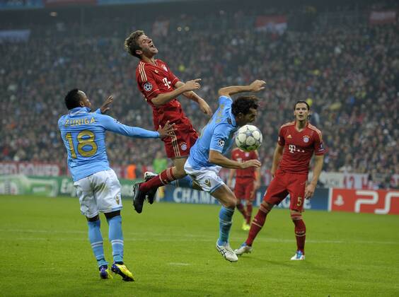 02.11.2011, Fussball UEFA-Champions-League, Vorrunde 4.Spieltag: FC Bayern München - SSC Neapel, in der Münchner Allianz-Arena. v.li: Juan Zuniga (Neapel), Thomas Müller (Bayern München), Salvatore Aronica (Neapel).