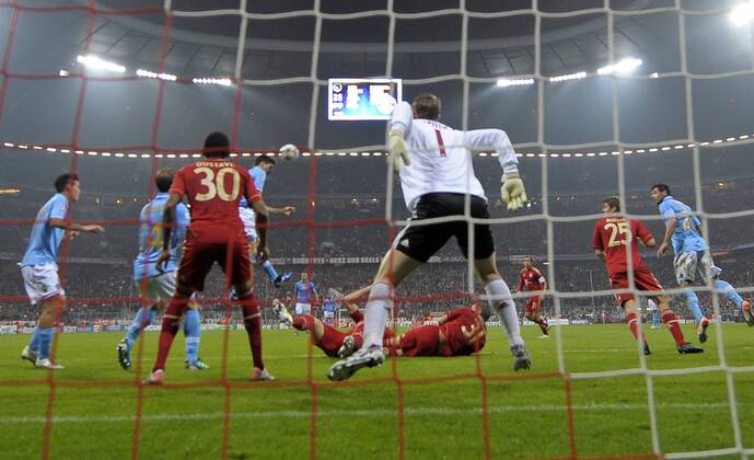 02.11.2011, Fussball UEFA-Champions-League, Vorrunde 4.Spieltag: FC Bayern München - SSC Neapel, in der Münchner Allianz-Arena. Gegentor per Kopfball zum 3:1 von Federico Fernandez (4.v.li, Neapel), Torwart Manuel Neuer (Bayern) kann nur zuschauen.