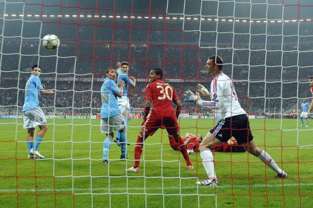 Federico FERNANDEZ (3.v.li,Neapel),köpft das Tor zum 3-1 gegen Manuel NEUER (Torwart FC Bayern München),Hintertorkamera,Hintertorperspektive. Fussball, Champions League, FC Bayern (FCB) - SSC Neapel (NAP) Gruppe A Gruppenphase 4. Spieltag am 02.11.2011 in München (München) Deutschland. Â