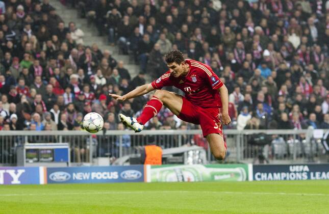 Mario GOMEZ, Bayern, trifft zum 2:0. Fussball, Champions League, FC Bayern (FCB) - SSC Neapel (NAP) Gruppe A Gruppenphase 4. Spieltag am 02.11.2011 in München (München) Deutschland. Â