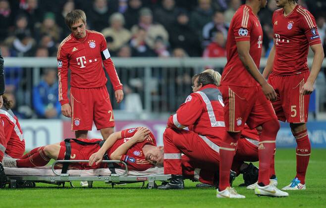 FUSSBALL CHAMPIONS LEAGUE SAISON 2011 2012 02.11.2011 FC Bayern München - SSC Neapel Bastian Schweinsteiger (FC Bayern München) ist an der Schulter verletzt, beobachtet von Philipp Lahm (li, FC Bayern München) 