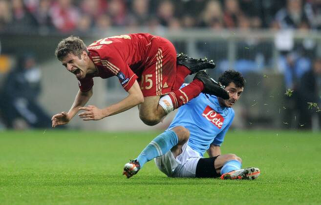 FUSSBALL CHAMPIONS LEAGUE SAISON 2011 2012 02.11.2011 FC Bayern München - SSC Neapel Thomas Müller (li, FC Bayern München) gegen Blerim Dzemaili (SSC Neapel) 