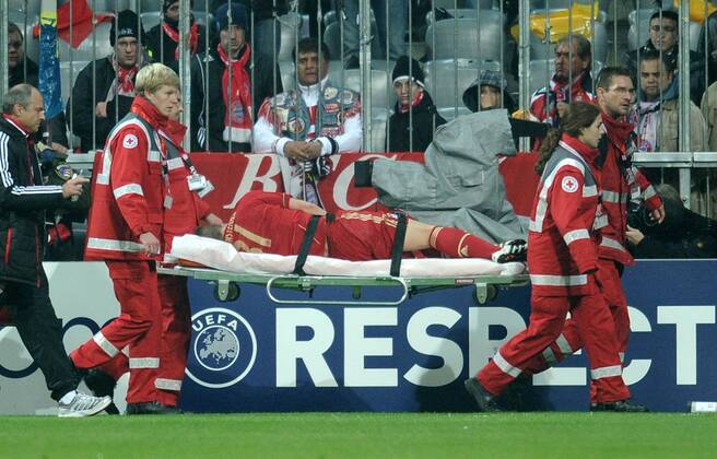 FUSSBALL CHAMPIONS LEAGUE SAISON 2011 2012 02.11.2011 FC Bayern München - SSC Neapel Bastian Schweinsteiger (FC Bayern München) muss verletzt vom Platz 