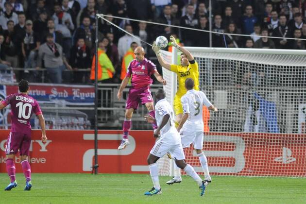 Cris (Lyon) contre Iker Casillas (Real Madrid) - Olympique Lyon vs. Real Madrid - Champions League - 02.11.2011 - 