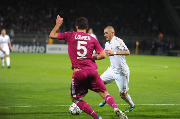 Dejan Lovren (Lyon) contre Karim Benzema (Real Madrid) - Olympique Lyon vs. Real Madrid - Champions League - 02.11.2011 - 