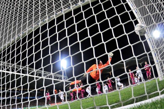 Hugo Lloris (Lyon) kassiert einen Treffer - Olympique Lyon vs. Real Madrid - Champions League - 02.11.2011 - 