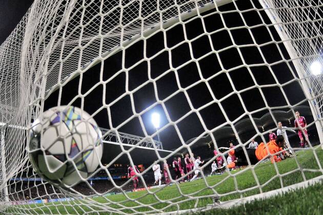 Hugo Lloris (Lyon) kassiert einen Treffer - Olympique Lyon vs. Real Madrid - Champions League - 02.11.2011 - 