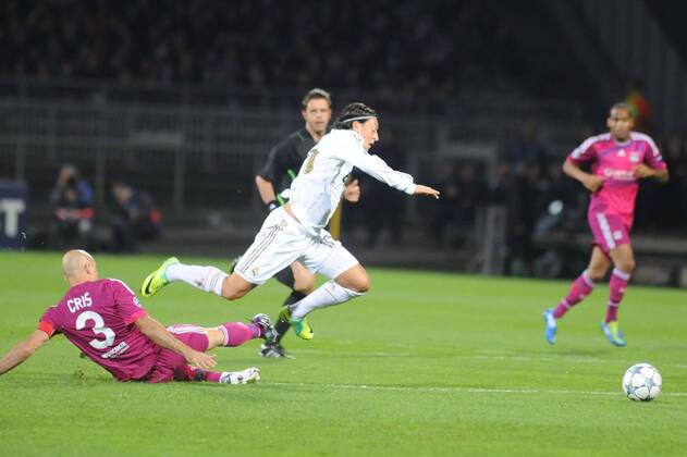 Cris (Lyon) contre Mesut Özil (Real Madrid) - Olympique Lyon vs. Real Madrid - Champions League - 02.11.2011 - 