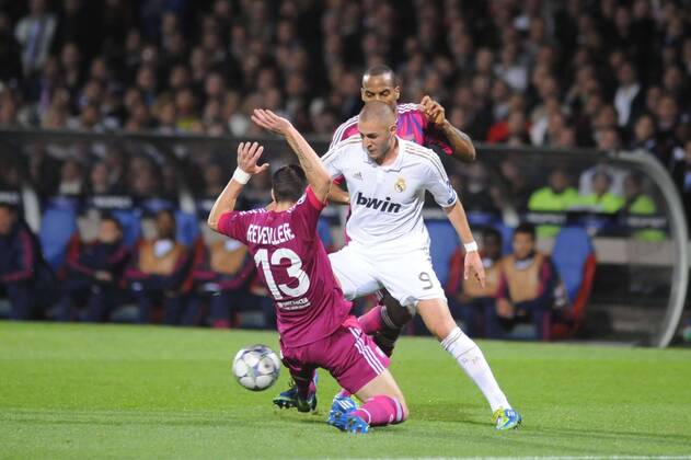 Anthony Reveillere (Lyon) contre Karim Benzema (Real Madrid) - Olympique Lyon vs. Real Madrid - Champions League - 02.11.2011 - 